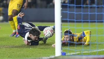 Kuriózní gól v FA Cupu. Útočník Millwallu se trefil hlavou vleže