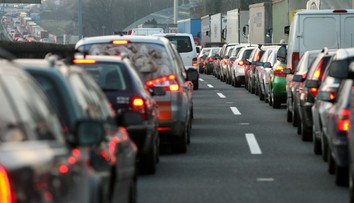 Několik nehod uzavřelo dálnici D7, kousek od Prahy zemřel jeden řidič
