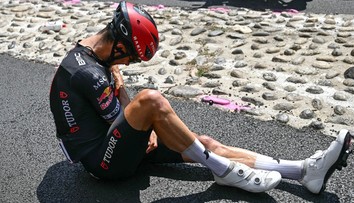 Bláznivý den na Tour. Cyklista si po pádu nahodil rameno, pak myslel, že vyhrál
