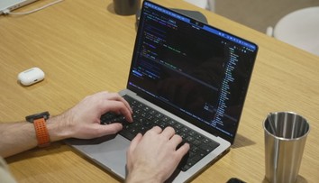 Firmy často zpracovávají citlivá data pomocí AI. Hazardují tím s bezpečností