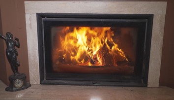 Popel z kamen už letos způsobil několik požárů. Chladne až 3 dny, varují hasiči