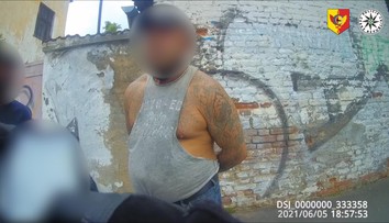 Kopance do hlavy a rány pěstí. Muž se v Praze stal obětí brutálního útoku