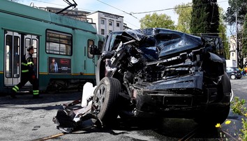 Auto italského fotbalisty smetla tramvaj. Opora Lazia i s dcerami je v nemocnici