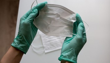 Bude dostatek ochranných pomůcek? Největší výrobce zavírá 28 továren