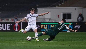Plzeň si z Řecka odváží remízu. Višinský a Ladra se trefili zpoza vápna