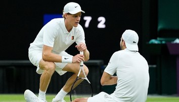 Slzy a beznaděj. Dimitrov mohl senzačně porazit Sinnera, zastavilo ho zranění
