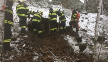 Jezevčík Milda uvízl ve skalách. Hasiči od rána bojují o jeho život