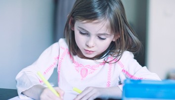 Dívka v Rusku nakreslila ve škole obrázek proti válce. Jejímu otci hrozí vězení