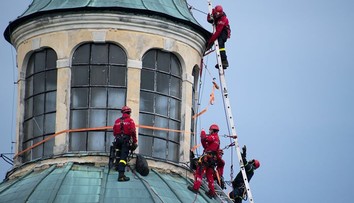 Historická korouhev hrozila pádem, hasičům dala zabrat