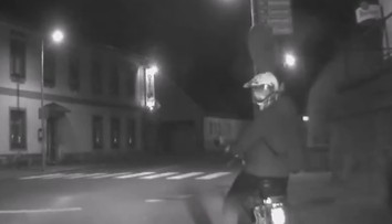 Policie naháněla opilého mladíka na babetě, nadýchal dvě promile