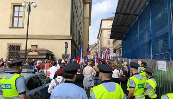Lidé v Praze demonstrovali proti covid pasům, protestující oblehli Sněmovnu