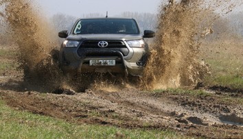 Armáda přebírá první "nesmrtelné" toyoty. Podívejte se, co umí v terénu