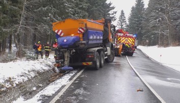 Hromadná nehoda ucpala silnici na Ještědu. V příkopu skončili i silničáři