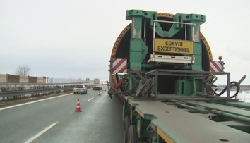 Na silnici 35 uvízl nadměrný náklad, průjezdný byl jen jeden pruh
