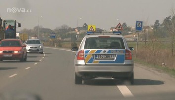 Ozbrojený lupič se schovával u policistů, jednoho pak vláčel za autem!