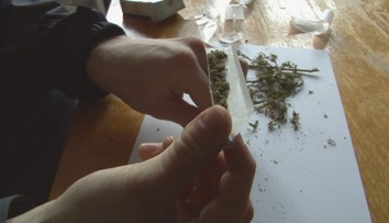 Muž měl dětem prodávat drogy. Nejmladšímu zákazníkovi bylo 13 let