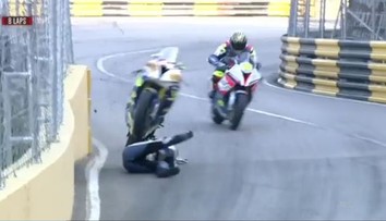 VIDEO: Děsivý pád českého motocyklisty! Řítil se proti plotu