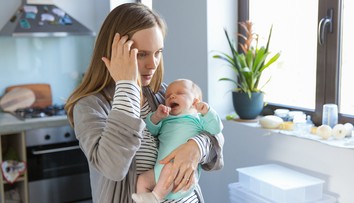 Tři ženy vedou sklad s oblečením a vybavením. Pomáhají tím lidem v nouzi