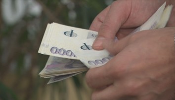 Češi si vypůjčili rekordní objem peněz. Dluh má každý druhý