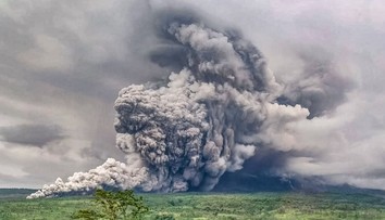 Výbuch obřího vulkánu: Lidé utíkají do bezpečí, vyhlášena je letecká pohotovost