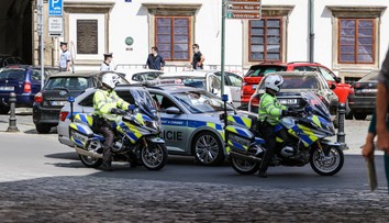Mimořádná bezpečnostní akce: Pražská policie vypátrala 14 podezřelých lidí