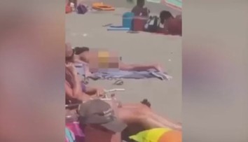 Sex na pláži: Děti si hrály, žena před nimi masturbovala! VIDEO
