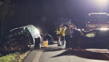 Tragická nehoda na Trutnovsku, čelní srážku aut nepřežili čtyři lidé