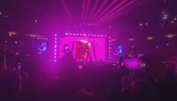VIDEO: Prahu rozzářila show legendárních depešáků. Na pódiu to pořádně rozjeli