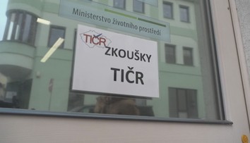 Trojice inspektorů měla podvádět s pracovními osvědčeními. Hrozí jim až 10 let