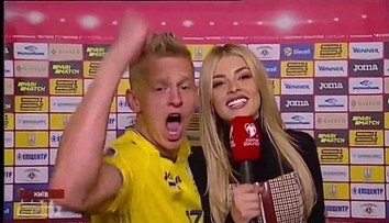 Takhle se slaví postup na EURO! Hráče nezastavila ani jeho přítelkyně