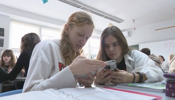 Školy chtějí zákázat mobily ve třídách. Byla by to chyba, varují psychologové