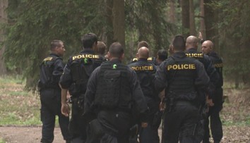 Lesopark v pražských Jinonicích pročesává policie. Nechce ale prozradit důvod