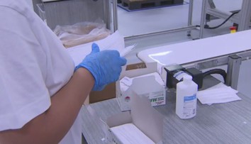 V Česku prudce stoupla spotřeba roušek. Podívejte se, jak se vyrábí