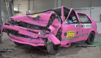 Bez šance na přežití. Rozmlácený golf ukazuje zásadní rozdíl mezi staršími a novými auty