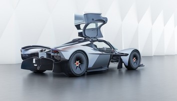 Jede 350 km/h, stojí 90 milionů a může jezdit po stropě