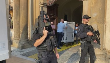 Do Národní galerie přivezli vzácný obraz. Doprovázeli ho policisté se samopaly
