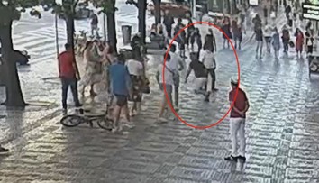Na kolemjdoucího zaútočil muž v centru Prahy. Hledá ho policie