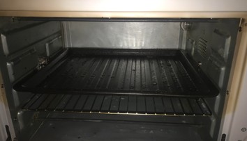 Žena ukázala, jak se zbavit nečistot v troubě pomocí trávy. Trik mnohé šokuje