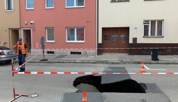 Obří díra v silnici. Ulici v Brně podemlela voda, část se propadla