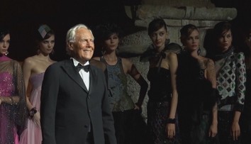 Stovky lidí se loučí s Armanim. Sbohem mu přišla dát i Donatella Versace