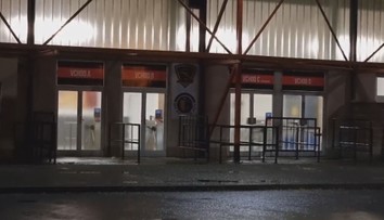 Hokejový zápas v Prostějově ukončila bouřka. Voda protékala přímo na led