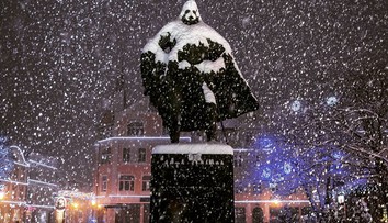 Socha polského hrdiny se mění v Darth Vadera! Stačí, aby napadl sníh