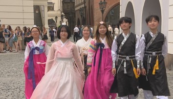 Prahou prošly desítky krojů z celého světa. Začal největší folklorní festival