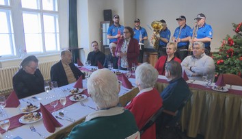 V Česku žijí tisíce seniorů, kteří zůstali na Štědrý den sami