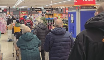 Nákupní horečka před Vánoci dosáhla vrcholu. Lidé sháněli dárky i potraviny