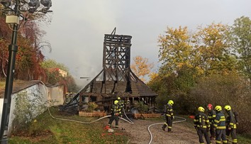 Z kostela v zahradě Kinských skoro nic nezbylo. Hasiči zkrotili plameny