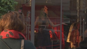 Umělé panáky ve výloze obchodu v Berlíně vystřídalo živé umění