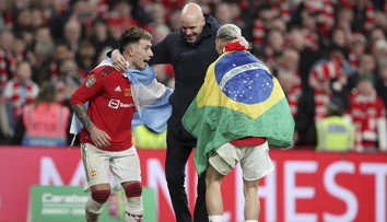 Ten Hag slavil triumf United tanečkem. Na tiskovce pak málem zapomněl pohár