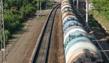 Vlaky z Havlíčkova Brodu na Prahu nabírají zpoždění, vykolejila cisterna s naftou