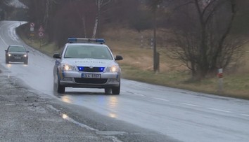 Muž ujížděl před policií na Náchodsku. Nakonec skončil v bažině